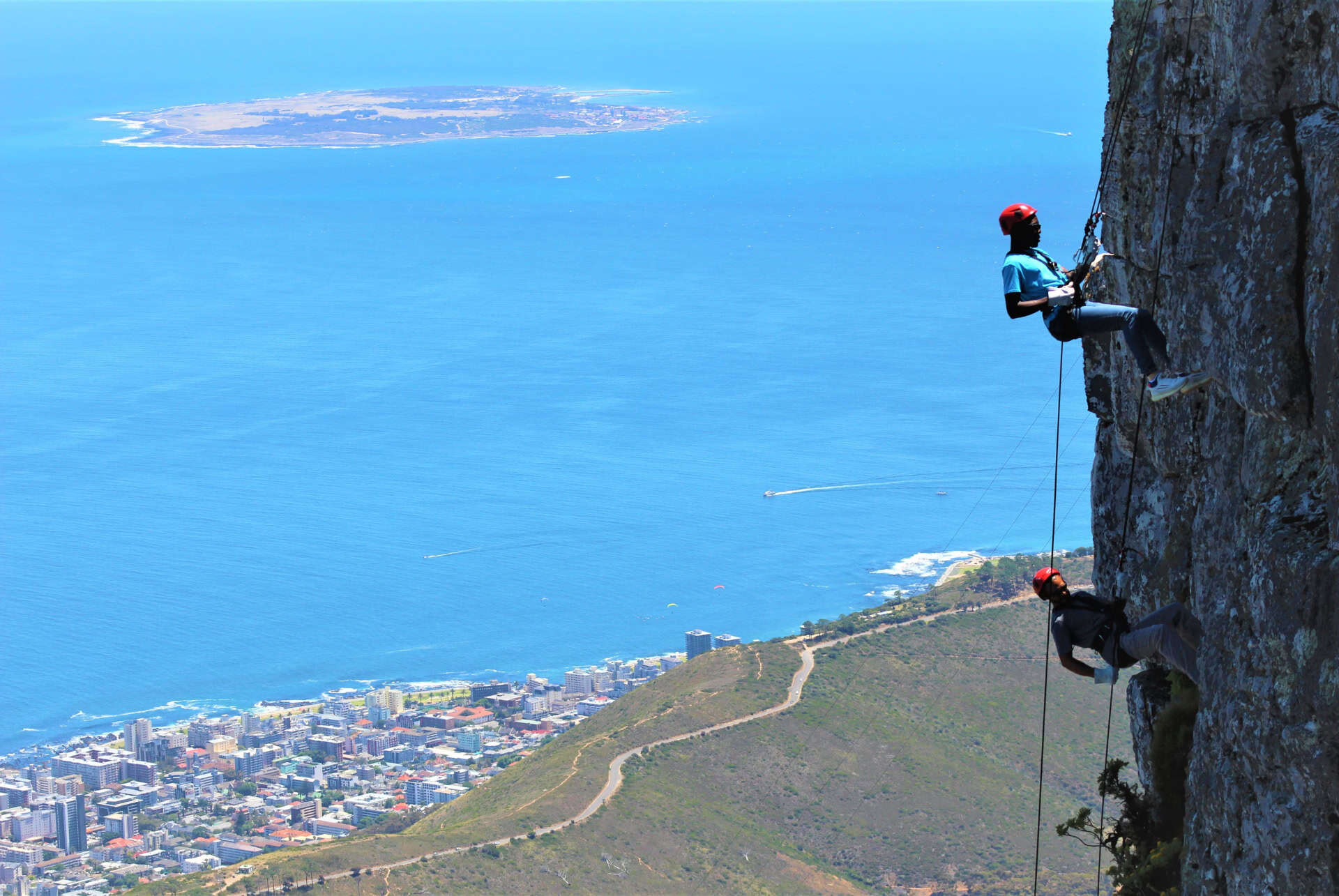 Descente en rappel sur la montagne