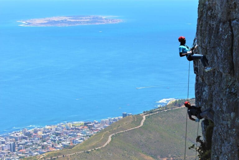 Descente en rappel sur la montagne