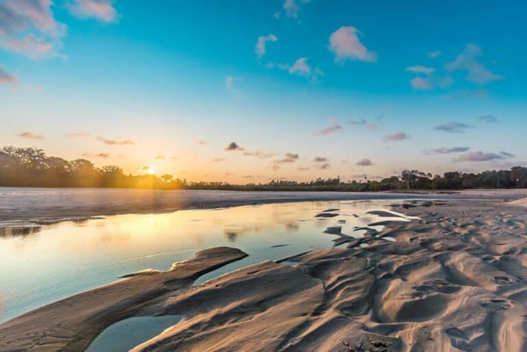 Bateau à l'estuaire du fleuve Kongo
