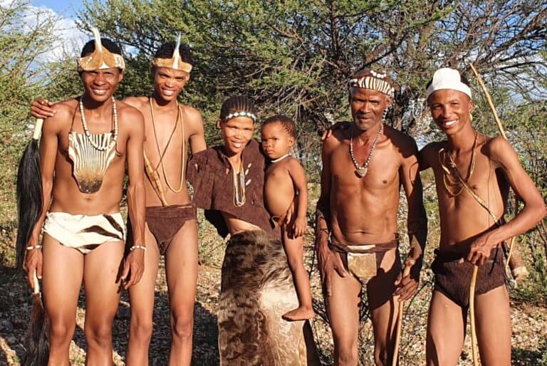Marche des Bushman avec les San